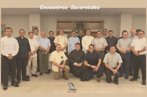 Grupo de sacerdotes reunidos en un encuentro sacerdotal