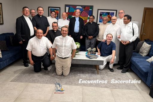 Sacerdotes y seminaristas en un encuentro de formación